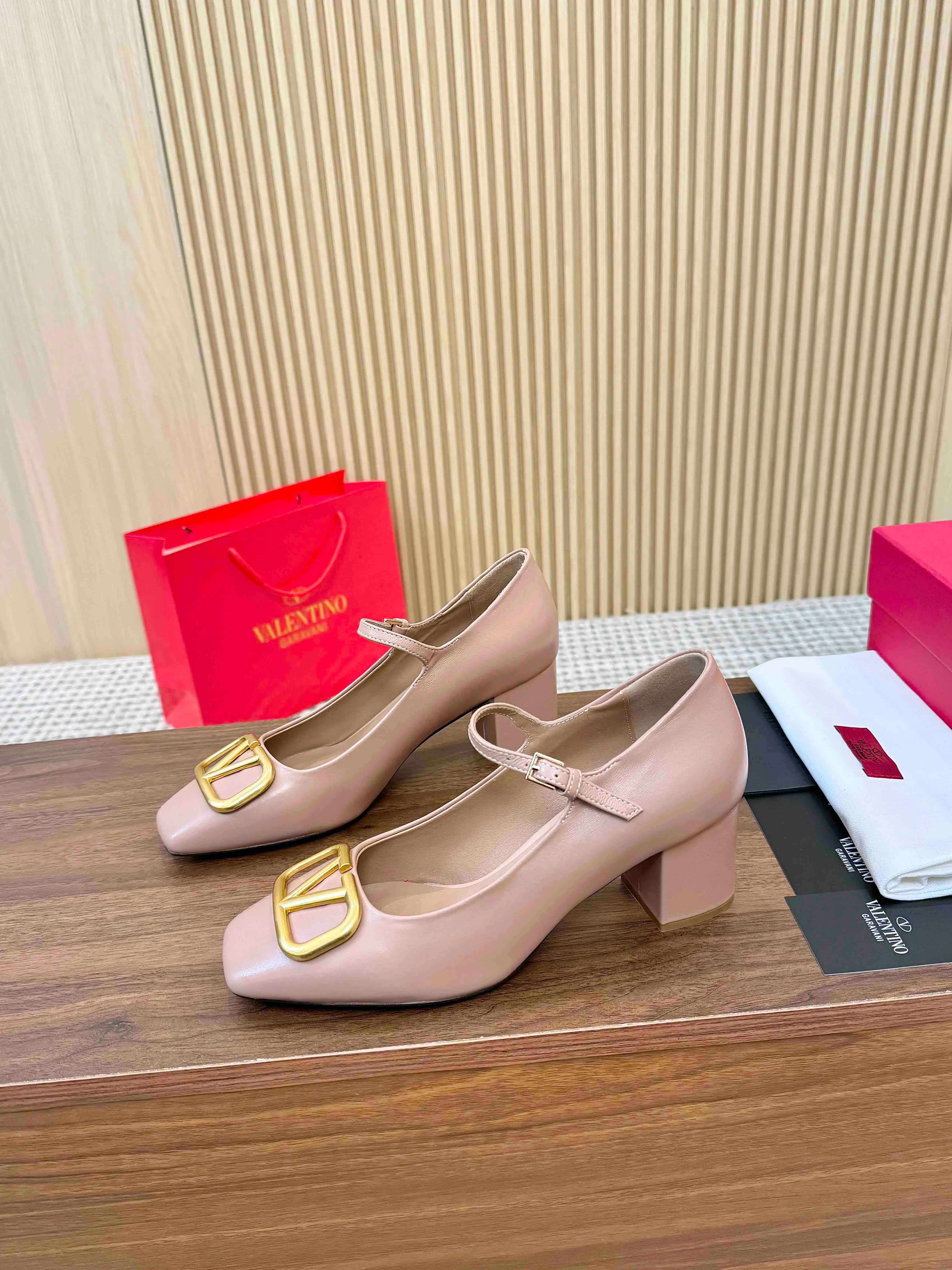 👟👟Ex-factory price 460👟👟 Genuine leather sole + 40 Valentino. Large v-buckle sandals ㊙️Latest series of counters Authentic grade version with perfect details. Authentic products are made one to one. All details are consistent with genuine ones. The upper foot is very pedicure type. The key point is that it is very good and easy to control. It does not grind the feet and does not tire the feet. Walking artifact, exclusive mold opening. The highest version on the market. Fabric: imported mixed sheepskin, lining and foot pads are all sheepskin. Code number (34 to 42) Customized sizes 34 and 42 are non-refundable and non-exchangeable. Heel height: 7.5CM, rubber sole, leather sole +40